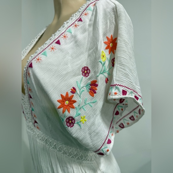 Francesca's Floral Embroidered White Short Sleeve Romper Size Large - Picture 3 of 6